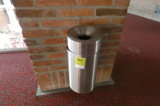 Ruostumattomasta teräksestä valmistettu jäteastia suppilomaisella syöttöaukolla, seinäasennus