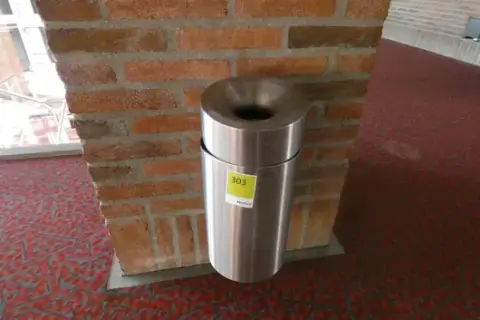 Ruostumattomasta teräksestä valmistettu jäteastia suppilomaisella syöttöaukolla, seinäasennus