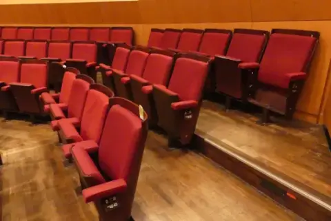 Tiyatro/salon koltukları, 6 + 4 + 4 koltuklu 3 sıra (14 koltuk), döşemeli katlanır koltuklar, kırmızı/kahverengi