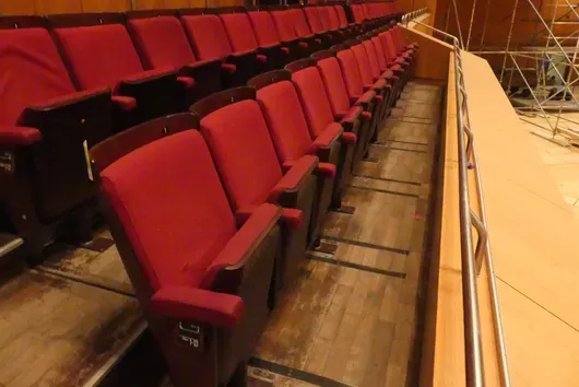 Teater-/salstoler, 13 seter, polstrede klappseter, rød/brun