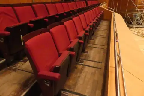 Tiyatro/salon koltukları, 13 oturma yeri, dolgulu katlanır koltuklar, kırmızı/kahverengi