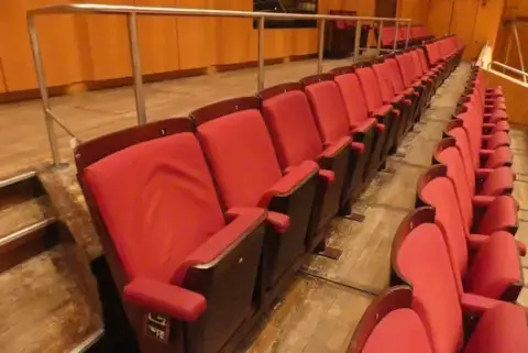 Tiyatro/salon koltukları, 12 oturma yeri, dolgulu katlanır koltuklar, kırmızı/kahverengi
