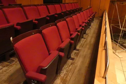 Teater-/salstoler, 13 seter, polstrede klappseter, rød/brun