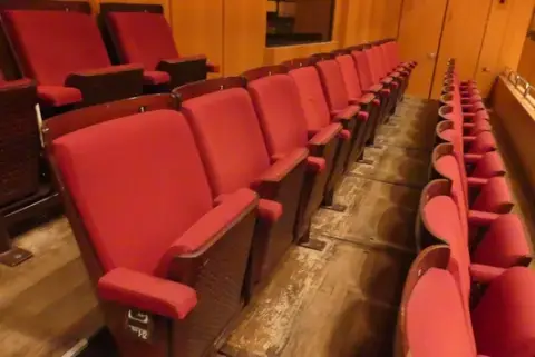 Tiyatro/salon koltukları, 12 oturma yeri, dolgulu katlanır koltuklar, kırmızı/kahverengi