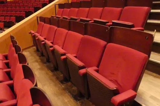 7 teater-/salsestole, polstrede klapsæder