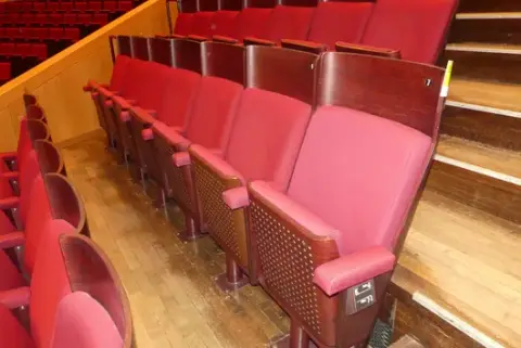 7 adet tiyatro/salon koltuğu, döşemeli katlanır koltuk