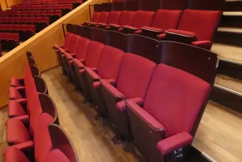 7 adet tiyatro/salon koltuğu, döşemeli katlanır koltuk