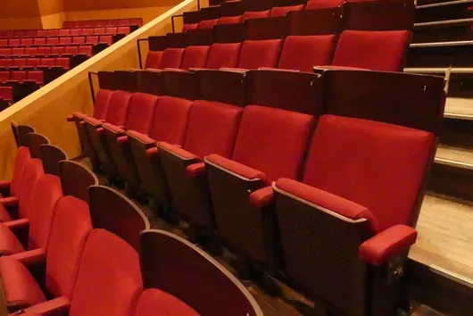 7 teater-/salsestole, polstrede klapsæder