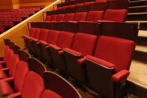 7 adet tiyatro/salon koltuğu, döşemeli katlanır koltuk