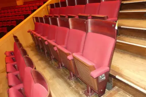 7x tiyatro/salon koltuğu, döşemeli katlanır koltuklar