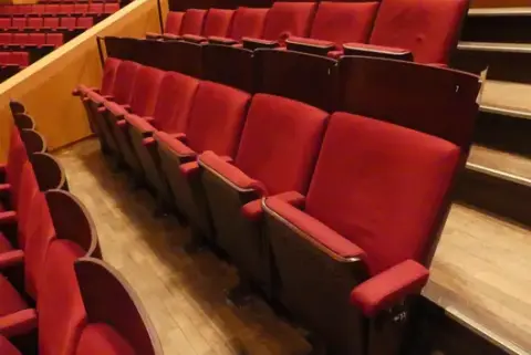 Tiyatro/salon koltuğu, 7'şer kişilik 3 sıra (21 koltuk), döşemeli katlanır koltuklar, kırmızı/kahverengi