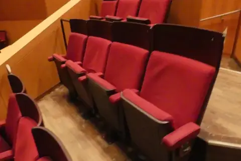 Tiyatro/salon koltuğu, 4 koltuk, döşemeli katlanır koltuklar, kırmızı/kahverengi