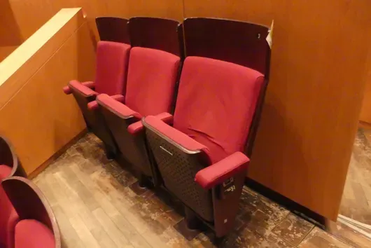 Teater-/salstoler, 3 seter, polstrede klappseter, rød/brun