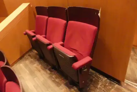 Tiyatro/salon koltuğu, 3 koltuk, döşemeli katlanır koltuklar, kırmızı/kahverengi