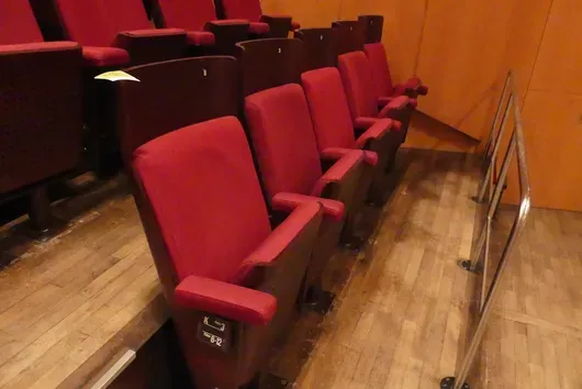 Teater-/salstoler, 5 seter, polstrede klappseter, rød/brun
