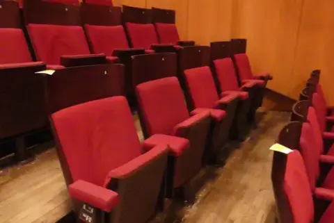 Tiyatro/salon koltukları, 5 oturma yeri, dolgulu katlanır koltuklar, kırmızı/kahverengi