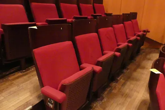 Teater-/salstoler, 6 seter, polstrede klappseter, rød/brun