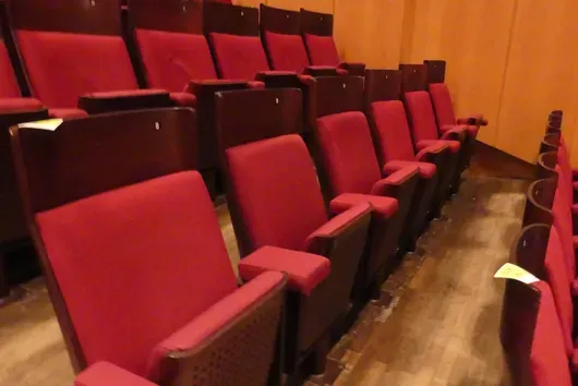 Teater-/salstoler, 6 seter, polstrede klappseter, rød/brun