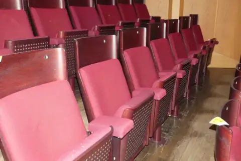 Tiyatro/salon koltukları, 7 oturma yeri, dolgulu katlanır koltuklar, kırmızı/kahverengi