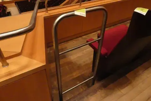 Balustradă/mâner de sprijin, metal, montat pe podea