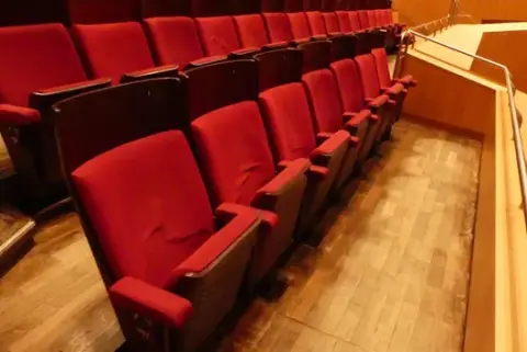 Tiyatro/salon koltukları, 7 oturma yeri, dolgulu katlanır koltuklar, kırmızı/kahverengi