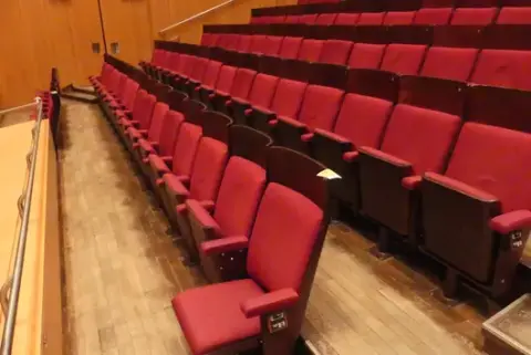 Tiyatro/salon koltukları, 16 kişilik 2 sıra (32 koltuk), döşemeli katlanır koltuklar, kırmızı/kahverengi