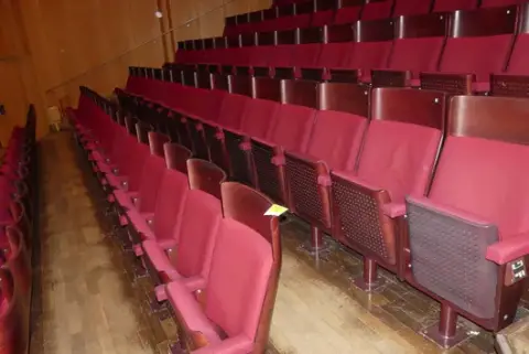 Tiyatro/salon koltukları, 16 kişilik 2 sıra (32 koltuk), döşemeli katlanır koltuklar, kırmızı/kahverengi