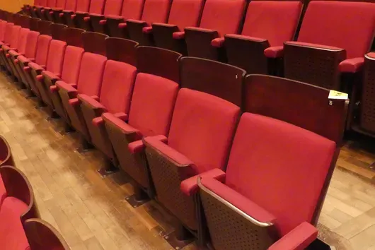 Teater-/salbestoler, 16 seter, polstrede klappseter, rød/brun