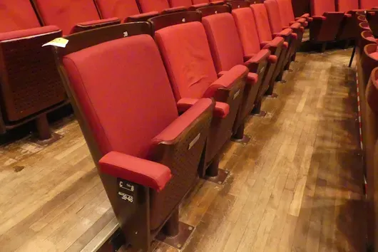 Teater-/salstoler, 8 seter, polstrede klappseter, rød/brun