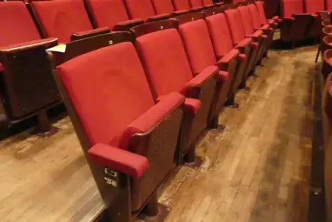 Tiyatro/salon koltukları, 8 koltuk, döşemeli katlanır koltuklar, kırmızı/kahverengi