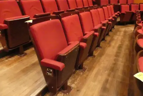 Tiyatro/salon koltukları, 8 oturma yeri, döşemeli katlanır koltuklar, kırmızı/kahverengi