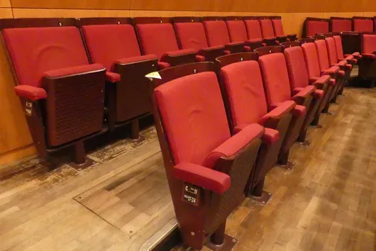 Teater-/salstoler, 2 rader, 17 seter, polstrede klappseter, rød/brun