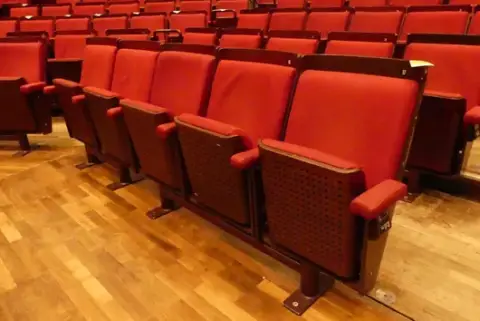 Tiyatro/salon koltukları, 5 oturma yeri, döşemeli katlanır koltuklar, kırmızı/kahverengi