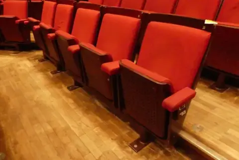 Tiyatro/salon koltukları, 5 oturma yeri, dolgulu katlanır koltuklar, kırmızı/kahverengi