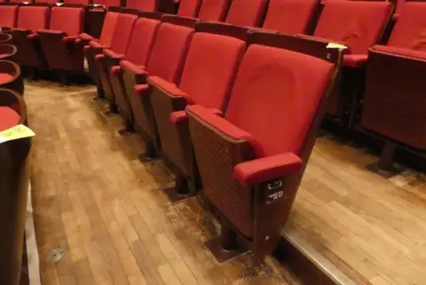 Tiyatro/salon koltukları, 6 oturma yeri, dolgulu katlanır koltuklar, kırmızı/kahverengi