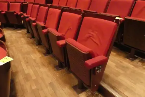 Tiyatro/salon koltukları, 6 oturma yeri, dolgulu katlanır koltuklar, kırmızı/kahverengi