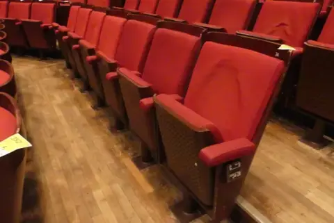 Tiyatro/salon koltukları, 7 oturma yeri, dolgulu katlanır koltuklar, kırmızı/kahverengi