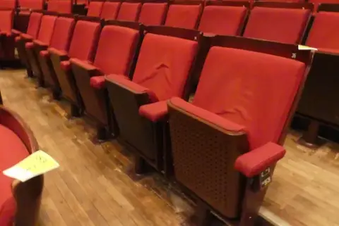 Tiyatro/salon koltukları, 7 oturma yeri, dolgulu katlanır koltuklar, kırmızı/kahverengi