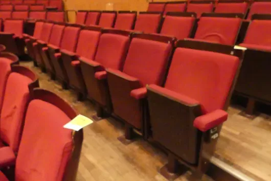 Teater-/salstoler, 8 seter, polstrede klappseter, rød/brun
