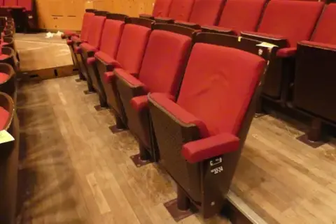 Tiyatro/salon koltukları, 6 oturma yeri, dolgulu katlanır koltuklar, kırmızı/kahverengi