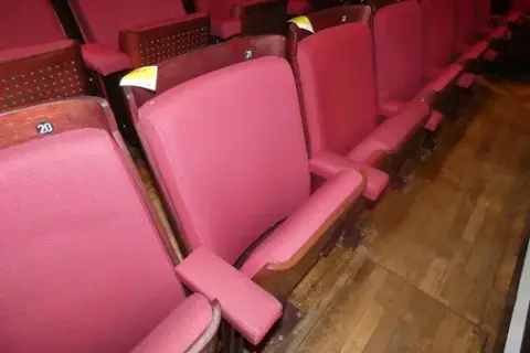 Konser salonu katlanır koltuk, kırmızı döşemeli