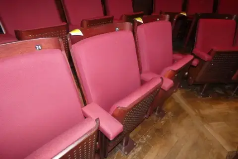 Konser salonu katlanır koltuk, kırmızı döşemeli