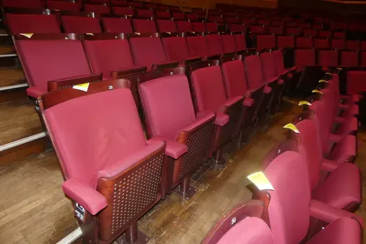 7 stk. klappsete til konsertsal, rødpolstrede
