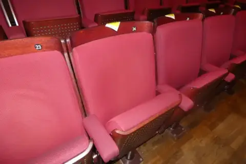 Konser salonu katlanır koltuk, kırmızı döşemeli
