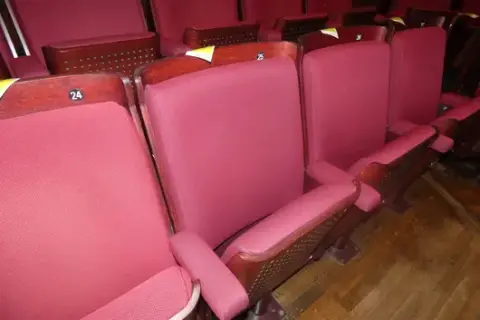 Konser salonu katlanır koltuk, kırmızı döşemeli