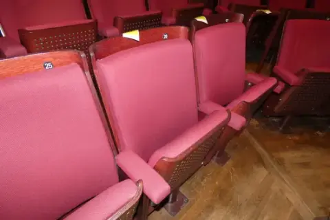 Konser salonu katlanır koltuk, kırmızı döşemeli