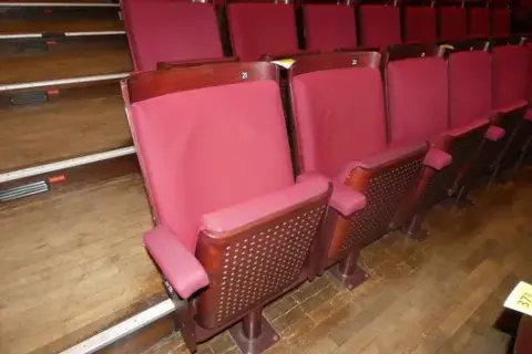 2 adet konser salonu katlanır koltuk, kırmızı döşemeli
