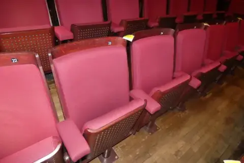 2 adet konser salonu katlanır koltuk, kırmızı döşemeli