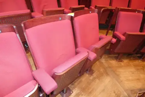 2 adet konser salonu katlanır koltuk, kırmızı döşemeli