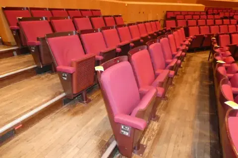 17 adet konser salonu katlanır koltuk, kırmızı döşemeli
